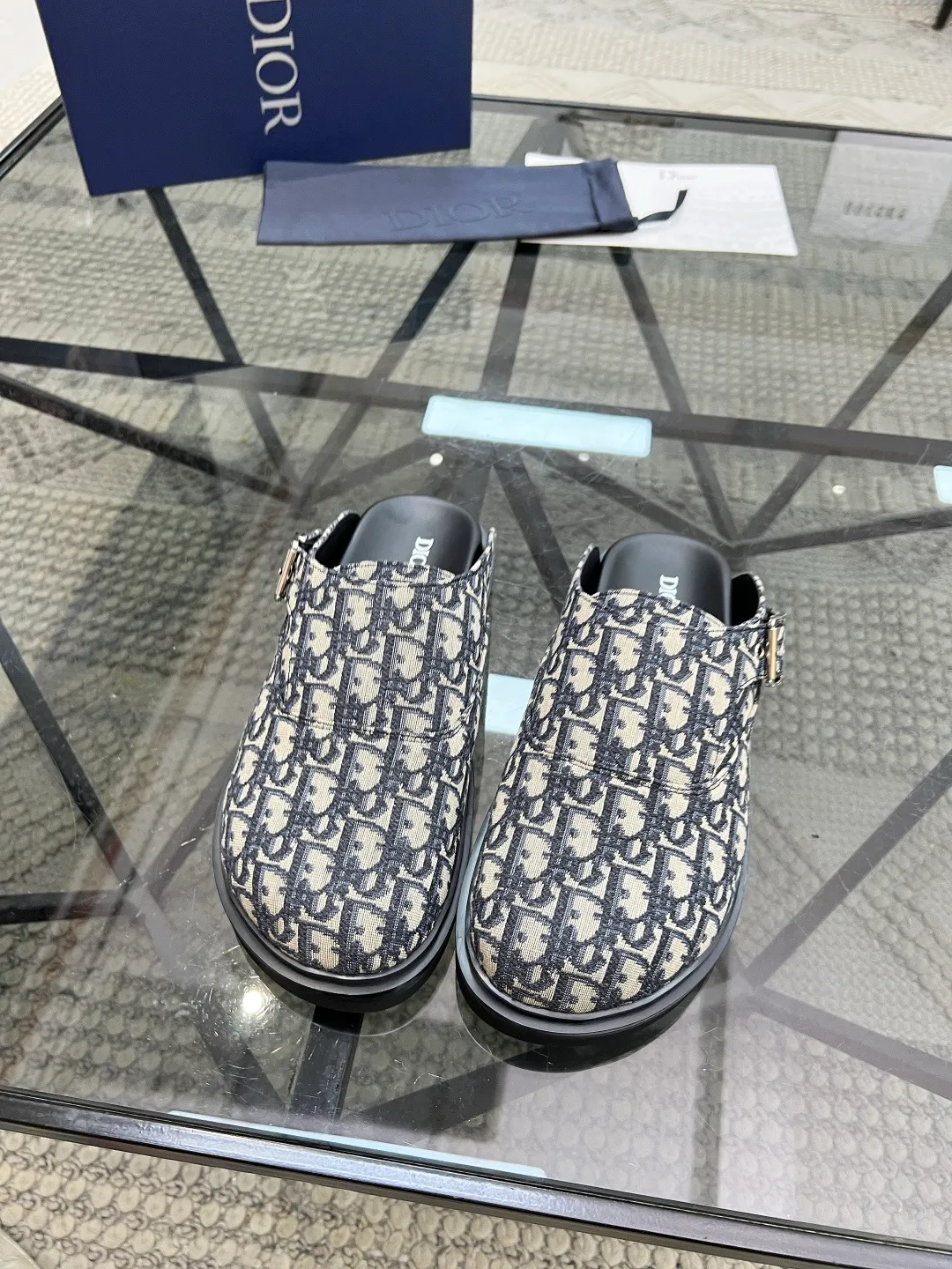 Men's Men's Shoes 💰340 [New Style] 🐝🐝2025ss Dior's latest men's slippers are a must-have. Dior Alias ​​Men's Genuine Leather Slippers This summer new Alias ​​sandal embodies a casual and elegant style. Carefully crafted from grained cow leather and Oblique printed fabric, with cowhide lining! Cross-strap design with metal-clad brass CD Diamond logo. The imported cowhide leather and rubber sole adds sophistication and comfort, while Oblique print-effect anti-slip panels add style. Code: 38-44 (45 can be customized